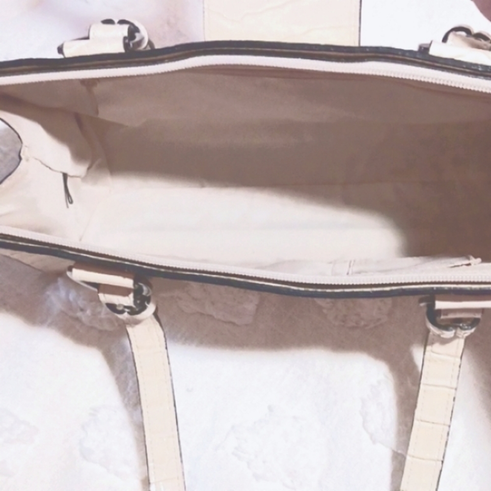 Gorgeous! 👑 GUESS Handbag  Faux Crocodile Design ⚜️ Patent Leather Look! - Picture 8 of 9